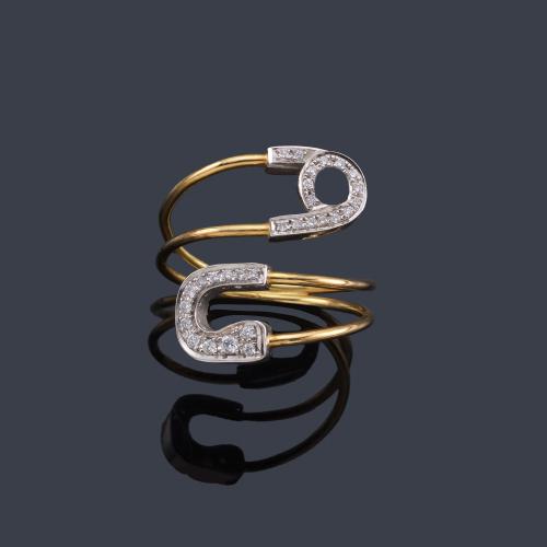  Anillo en forma de imperdible con remate de brillantes en montura de oro amarillo de 18K.