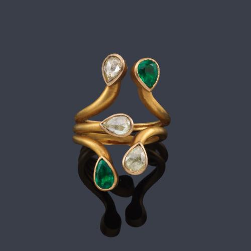 Anillo con cinco bandas en oro amarillo mate de 18K con remate de diamantes talla holandesa de aprox. 0,94 ct y dos esmeraldas talla perilla de aprox. 1,04 ct en total.