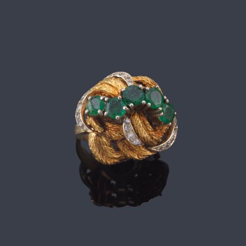  Anillo años '70 con banda central de esmeraldas y brillantes en montura con diseño vegetal de oro amarillo de 18K.