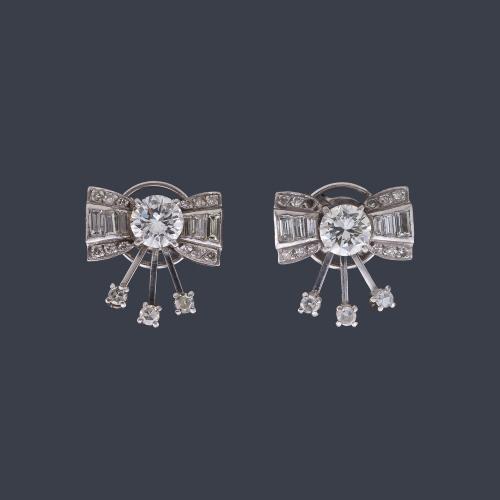 Lote 2480
Pendientes cortos con diseño en forma de lazada con diamantes talla brillante y baguette de aprox. 2,10 ct en total. Dictamen Gemológico IGE.