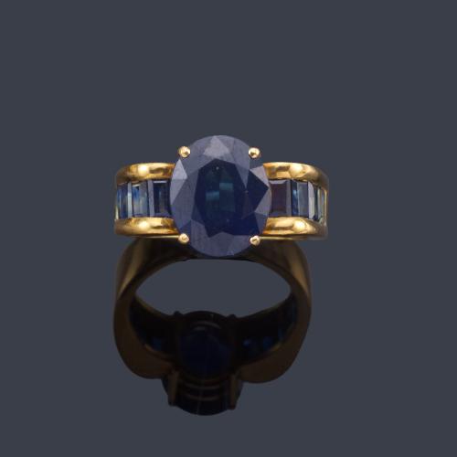 Lote 2494
Anillo con zafiro talla oval de aprox. 2,30 ct y zafiros calibrados en disminucion en ambos brazos.