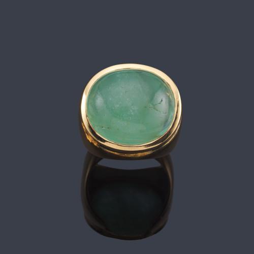 Lote 2539
Anillo con esmeralda talla cabujón de aprox. 18,00 ct en montura de oro amarillo de 18K.