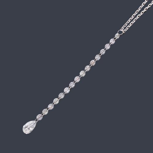 Lote 2558
Collar con diamantes talla brillante y perilla de aprox. 1,00 ct en total.