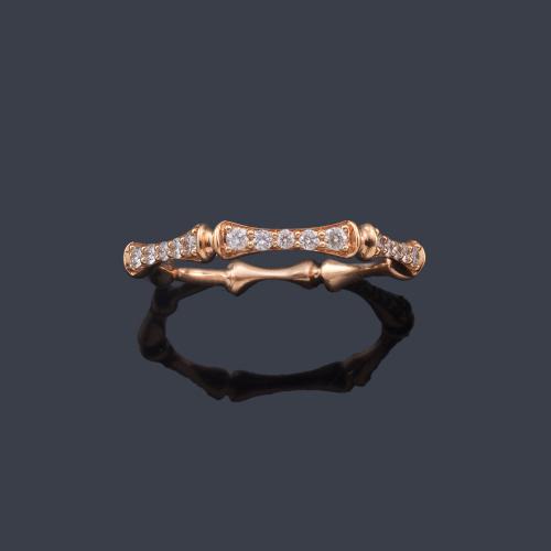  Anillo con diseño de bambú con frente de brillantes de aprox. 0,30 ct en total.