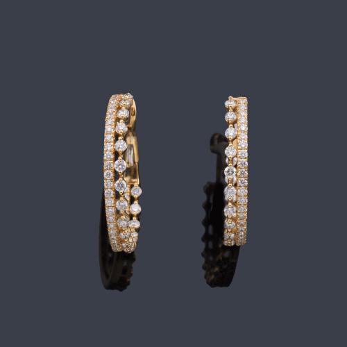  Pendiente tipo criolla con doble banda de brillantes de aprox. 1,10 ct en total.