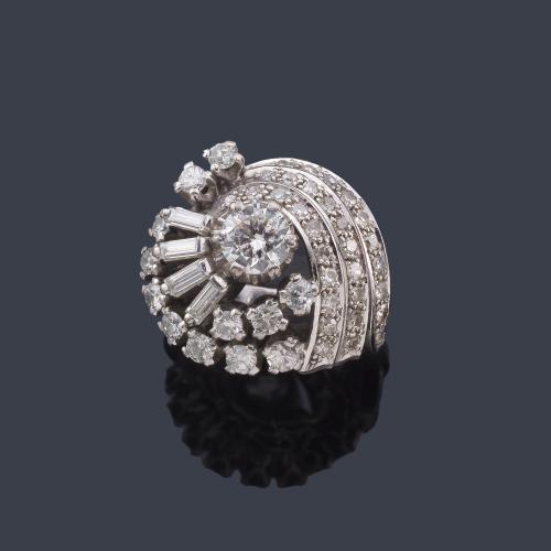  Anillo con brillante central de aprox. 0,50 ct con doble orla con diamantes talla baguette, brillante y 8/8.