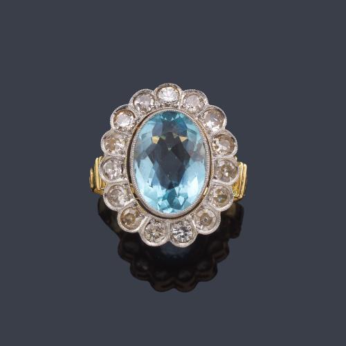  Anillo con aguamarina talla oval y orla de diamantes talla antigua en montura de oro amarillo de 18K y vista de platino.
