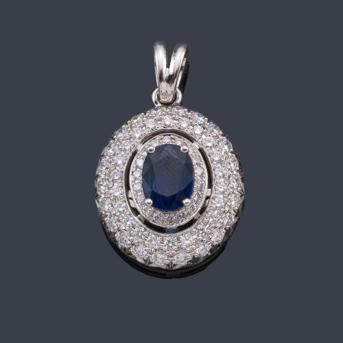  Colgante con zafiro central talla oval de aprox. 1,32 ct con triple orla de brillantes de aprox. 1,11 ct en total.