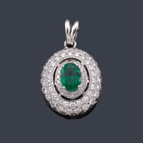  Colgante con esmeralda talla oval (Origen Zimbabue) de aprox. 1,10 ct y triple orla de brillantes de aprox. 1,11 ct en total en montura de oro blanco de 18K. Certificado HRD.