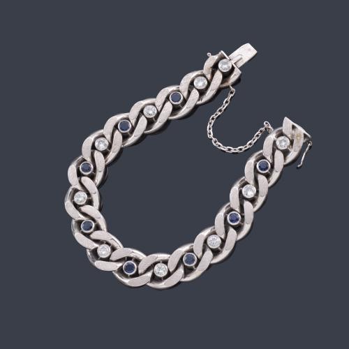  Pulsera con eslabones barbados con brillantes de aprox. 2,00 ct en total intercalados con zafiros.