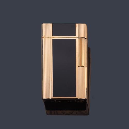  S.T. DUPONT en laca china color negro y dorado.
En funcionamiento. Con estuche y documentación.