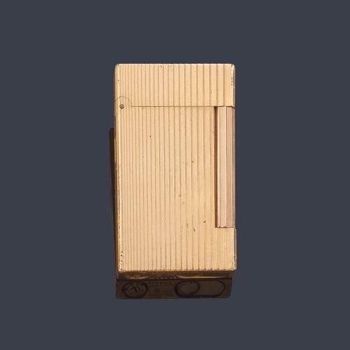  ST. DUPONT, mechero dorado con decoración rayada.