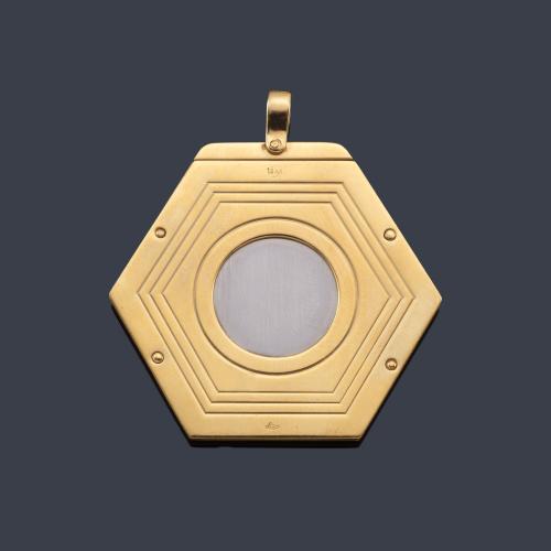 Colgante hexagonal corta puros en oro amarillo de 18 K.