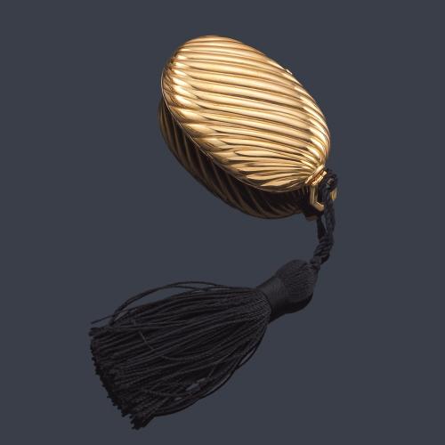  J. YANES
Pastillero ovalado con diseño gallonado en montura de oro amarillo de 18K.