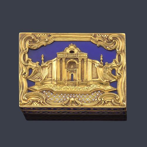  Caja rectangular con motivo cincelado con elemento arquitéctonico columnado con escaleras en ambos lados curvadas realizado en oro amarillo de 18K.