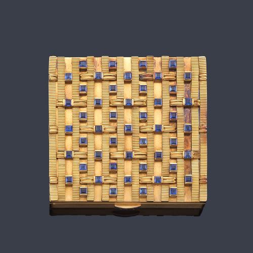  Polvera con zafiros calibrados en la parte superior con diseño trenzado en oro amarillo de 18K.