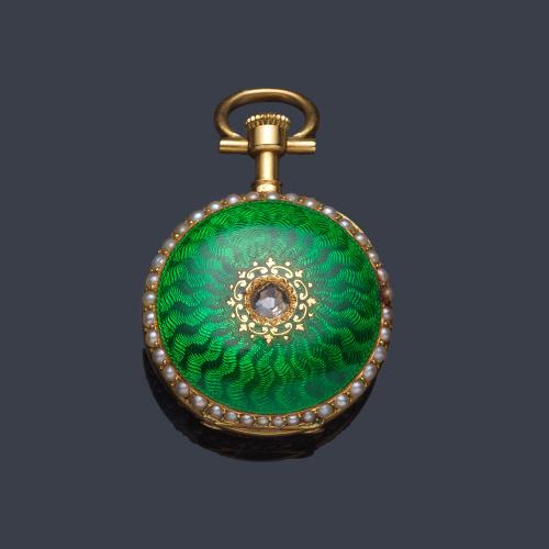  A La Gerbe D'Or París, reloj lepin de colgar con caja en oro amarillo de 18 K, esmalte guilloché, diamante talla antigua y perlitas.