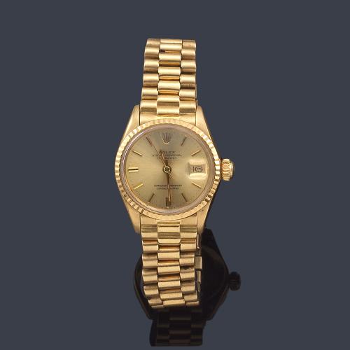 Lote 2673
ROLEX Oyster Perpetual Lady Datejust ref. 6517 Officially Certified Chronometer con caja y brazalete en oro de 18K. Con estuche.