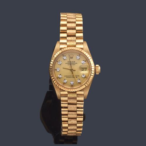 Lote 2675
ROLEX Oyster Perpetual Datejust ref. 6917 de señora con caja y brazalete en oro amarillo de  18 K  y brillantes.