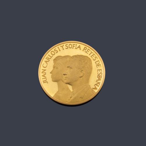 Lote 2804
Moneda conmemorativa Reyes de España en oro de 22 K.
Con certificado
