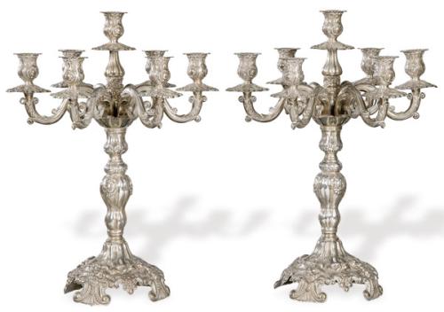 Lote 1146
Pareja de candelabros de plata española punzonada 1ª Ley.
Con siete brazos de luz, repujados y cincelados con motivos vegetales y rocalla.