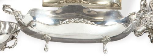 Lote 1153
Centro de mesa alargado con dos asas de plata punzonada Ley 800.