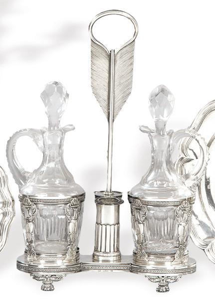 Lote 1169
Recado de vinagreras de plata punzonada con marcas de Madrid Villa y Corte y del platero Juan Sellán. 2ª mitad del S. XIX.