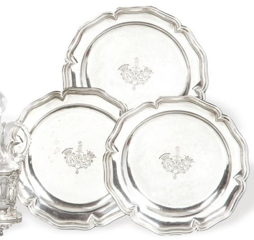 Lote 1170
Juego de tres platos blasonados de plata española punzonada, dos de ellos de Bonifacio Grandinal Madrid Villa y Corte 1773 y otro punzonado RDGZ Madrid Villa y Corte 1768.