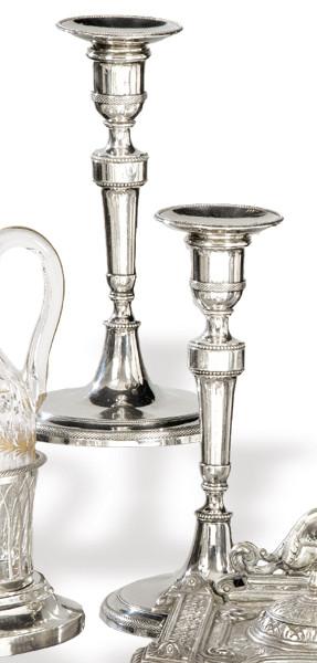 Lote 1172
Pareja de candeleros neoclásicos de plata española punzonada de Pedrezuela, Madrid Villa y Corte 1799.