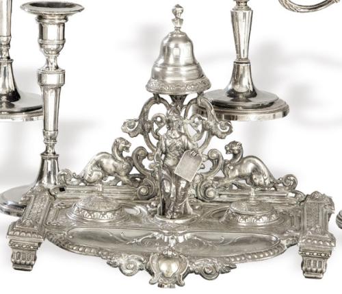 Lote 1173
Escribanía de plata portuguesa repujada y cincelada ff. S. XIX.