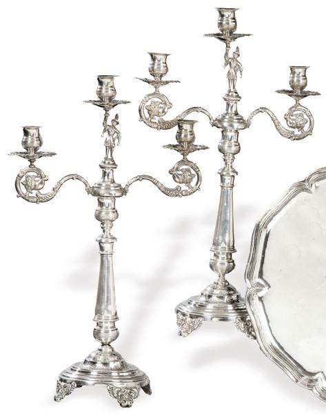 Lote 1175
Pareja de candelabros convertibles en candelero de plata española punzonada de Carrera, Barcelona ff. S. XIX.