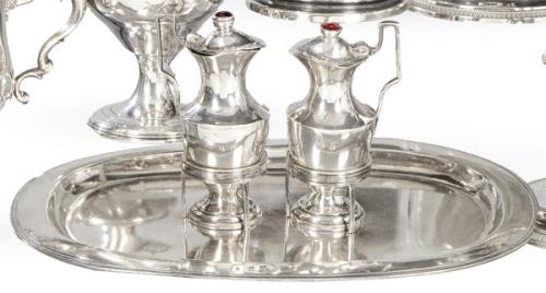 Lote 1180
Vinajeras con bandeja de plata española punzonada de M. Yrizabar Pamplona 1824.