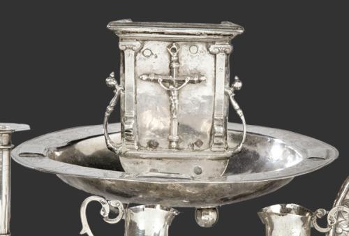 Lote 1187
Plato limosnero con placa de Cristo Crucificado de plata española S. XVII.