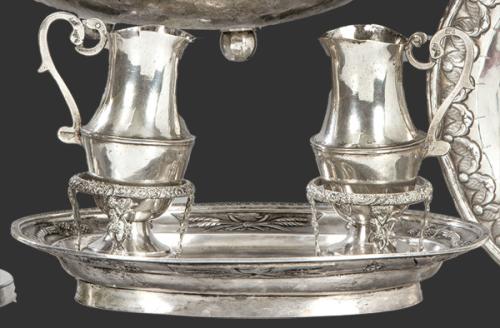 Lote 1188
Vinajeras y bandeja de plata española, las vinajeras cordobesas de _ACHADO S. XVIII y la bandeja de Arumi y Cereta? Barcelona S. XVIII.