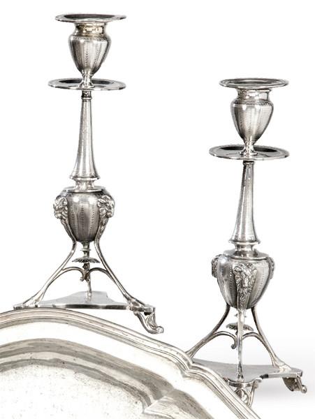 Lote 1198
Pareja de candeleros en franceses con marca de exportación en vigor desde 1839 a 1879.