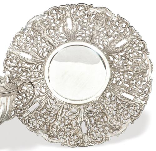 Lote 1222
Centro de mesa circular de plata española punzonada 1ª Ley de Matilde Espuñes.