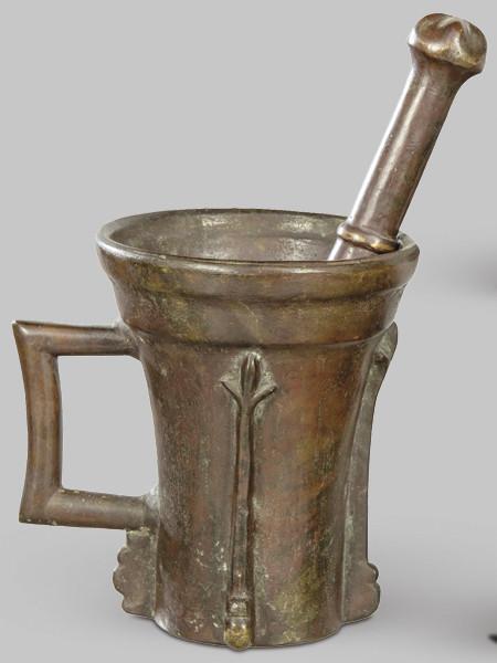 Lote 1231
Mortero con mano, gótico en bronce, Alemania S. XV.