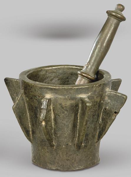 Lote 1233
Mortero con mano gótico, de bronce, S. XV.