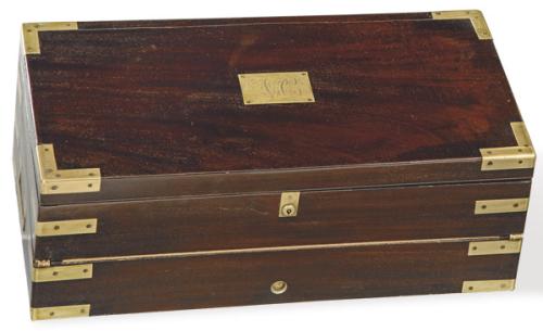 Lote 1279
Escritorio de campaña inglés, con etiqueta del anticuario William Dobson (1797-1847) época Regencia en caoba de Cuba maciza h. 1820.