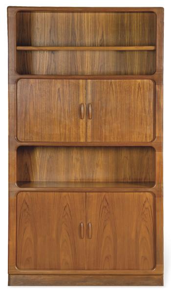 Lote 1329
Librería en madera de teca de Dyrlund, con dos módulos con puertas correderas por medio de persiana y balda ajustable. 
Dinamarca, años 60