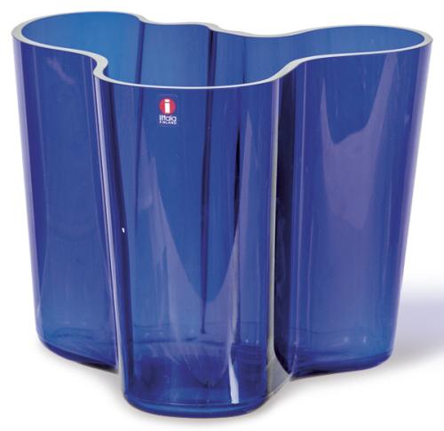  Alvar Aalto (1898-1976) para littala
Jarrón en vidrio soplado azul, firmado, numerado y fechado, con etiqueta de la marca.