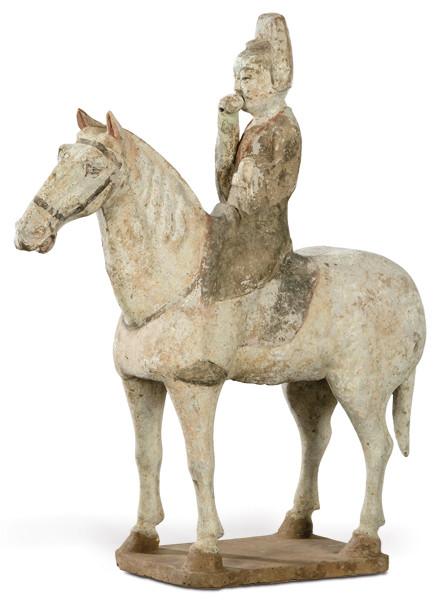 Lote 1398
Caballo con Jinete en terracota china de la Dinastía Tang (618-907), con decoración de pigmentos en frío.
