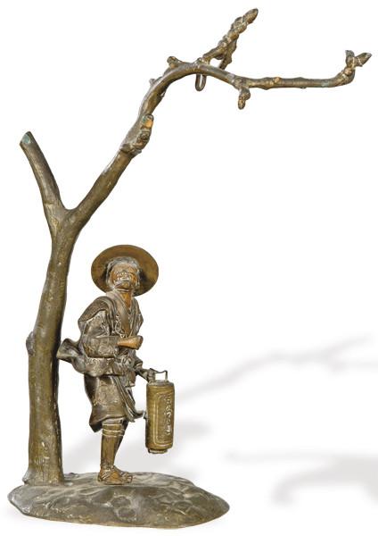 Lote 1405
"Hombre con Farolillo" en bronce, Japón Periodo Meiji (1868-1912).