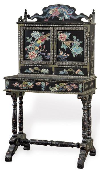 Lote 1424
Mueble escritorio de madera lacada en negro con incrustación de nácar de estilo chino primer tercio S. XX.