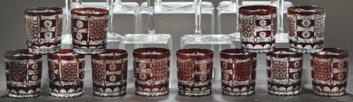  Juego de doce vasos de cristal de Bohemia parcialmente esmaltados en rojo