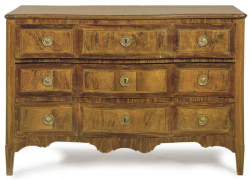 Lote 1474
Cómoda Trancición Carlos III-Carlos IV en madera de nogal con marquetería en maderas finas de motivos geométricas.