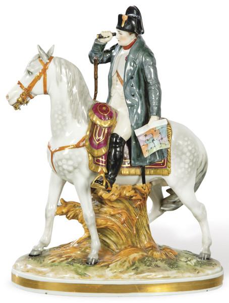  Figura de Napoleón a caballo en porcelana pintada y esmaltada, con marca en la base.