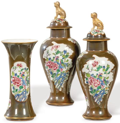  Guarnición de tres pieces de porcelana siguiendo modelos de Compañía de Indias tipo Batavia con decoración de esmaltes de Familia Rosa, Samson, Francia ff. S. XIX pp. S. XX.
