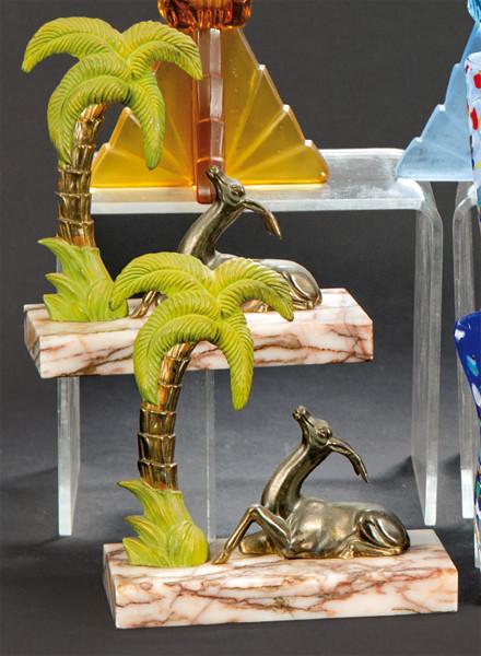  Pareja de sujetalibros estilo Art Deco de metal dorado y policromado con base de mármol.