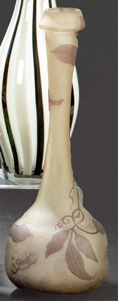  Emile Gallé  (Francia 1846 - 1904)
Jarrón Art Nouveau tallado al camafeo en morado sobre fondo blanco.